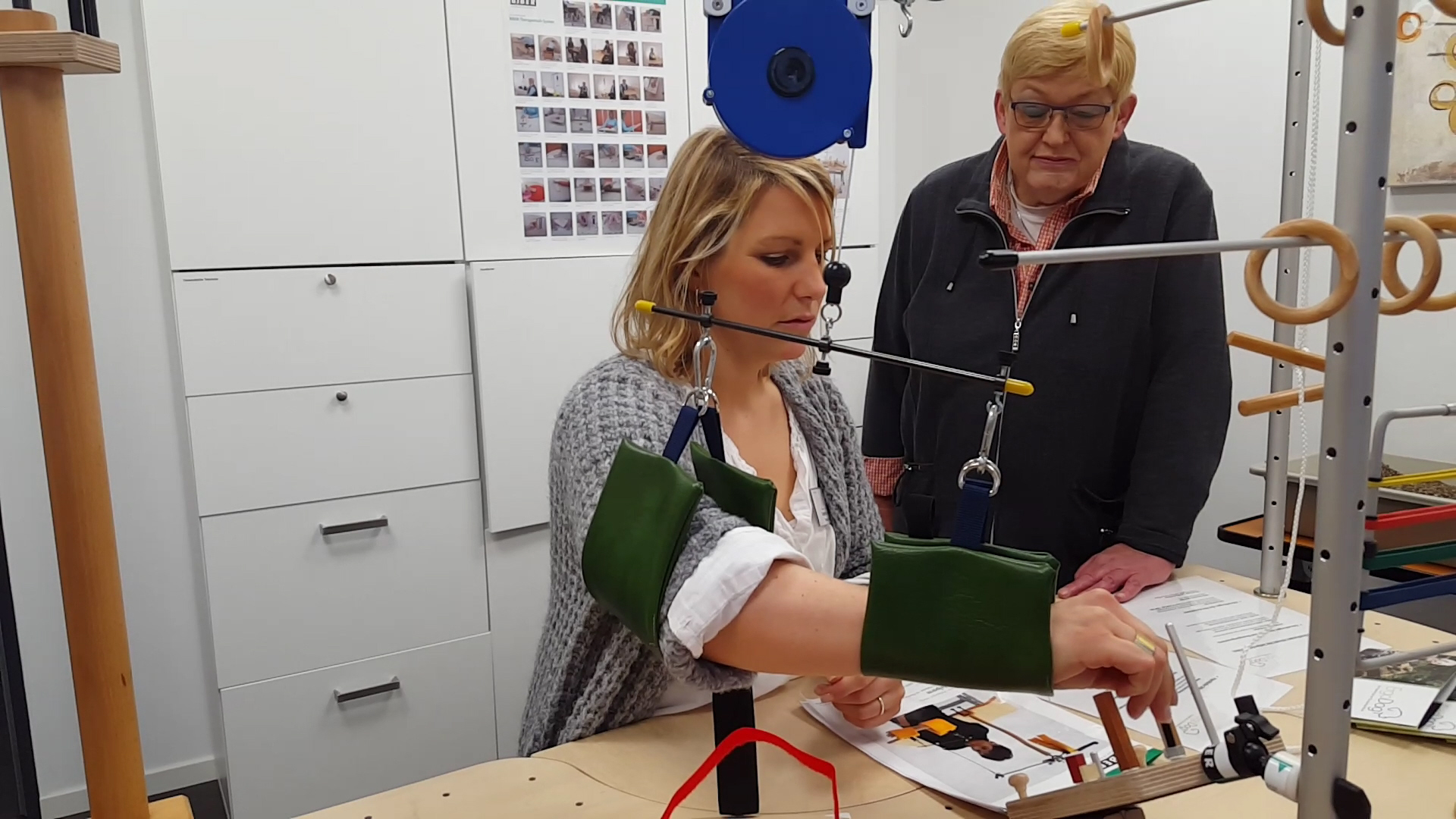 Entlastung des Oberarms durch Armschlingen, Hilfsarm, zur schmerzfreien Rehabiliation und Ergotherapie